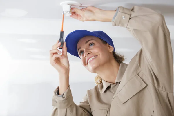 Portrait Une Femme Installant Luminaire — Photo