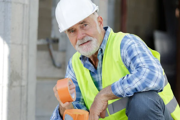 Senior Byggare Tittar Kameran — Stockfoto