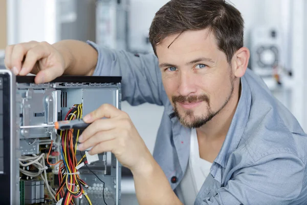 Man Undersöker Laptop Ren Termisk Pasta — Stockfoto