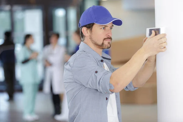 Male Worker Installing Thermostat — Stock Photo, Image