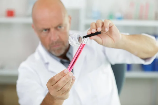 Mature Scientist White Coat Magnifying Glass — Stock Photo, Image