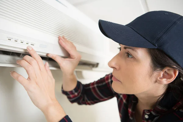 Arbeiterin Inspiziert Die Klimaanlage — Stockfoto