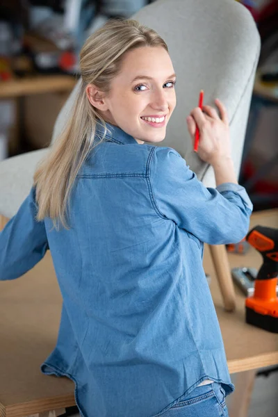 Una Mujer Está Trabajando Taller Tapicería — Foto de Stock