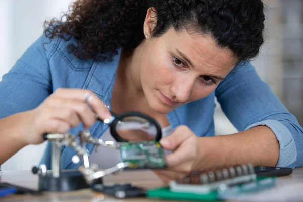 Mujer Elementos Soldadura Placa Circuito Con Lupa — Foto de Stock