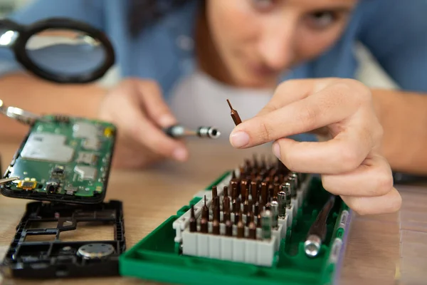 Молодая Женщина Починит Компьютер Сервисном Центре — стоковое фото