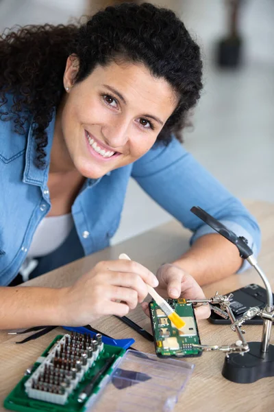 Technikerinnen Reparieren Reparatur Und Wartung Von Mobiltelefonen — Stockfoto