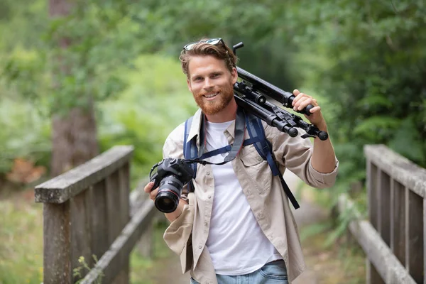 Felice Fotografo Maschio Che Porta Treppiede — Foto Stock