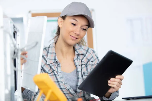 Junge Frau Überprüft Daten Auf Digitalem Tablet — Stockfoto