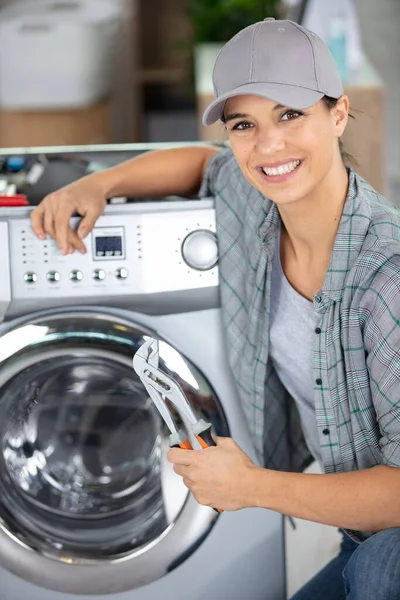 Felice Donna Sta Avvitando Coperchio Della Lavatrice — Foto Stock