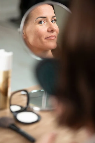 Γυναίκα Εφαρμογή Συνθέτουν Μπροστά Από Έναν Καθρέφτη — Φωτογραφία Αρχείου