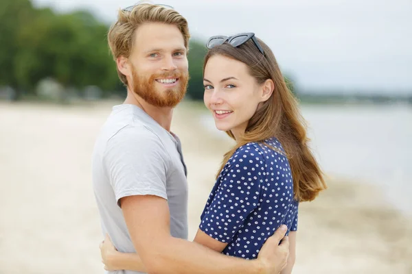 Hermosa Pareja Ropa Blanca Caminando Sobre Mar —  Fotos de Stock