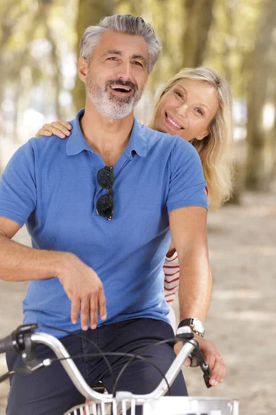 Bon Couple Pour Une Balade Vélo — Photo