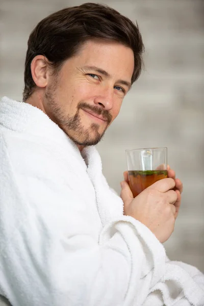 Schöner Mann Trinkt Tee Und Entspannt Sich Bademantel — Stockfoto