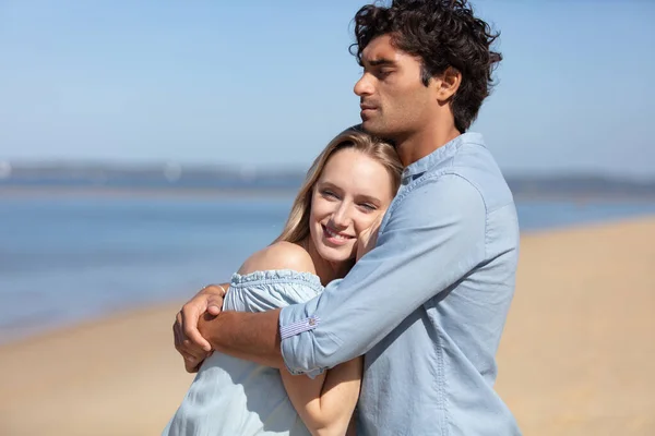 Feliz Casal Abraçando Rindo Juntos Praia — Fotografia de Stock