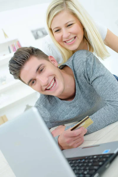 クレジットカードでオンラインショッピングをするカップル — ストック写真