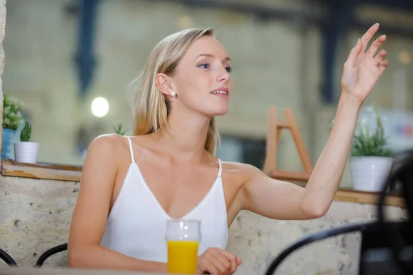 Retrato Una Mujer Sonriente Llamando Camarero Restaurante —  Fotos de Stock