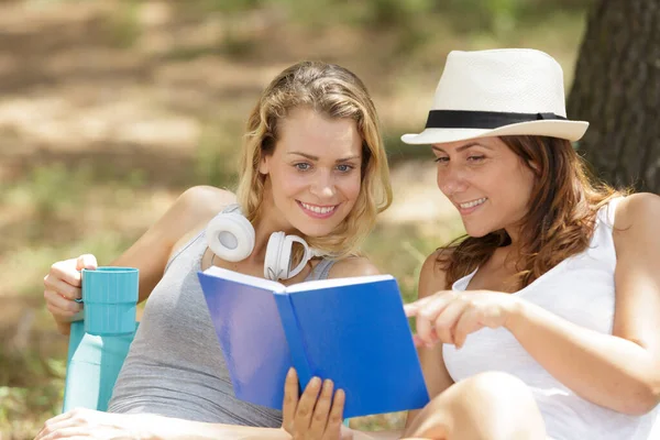 Dos Amigas Mirando Libro — Foto de Stock