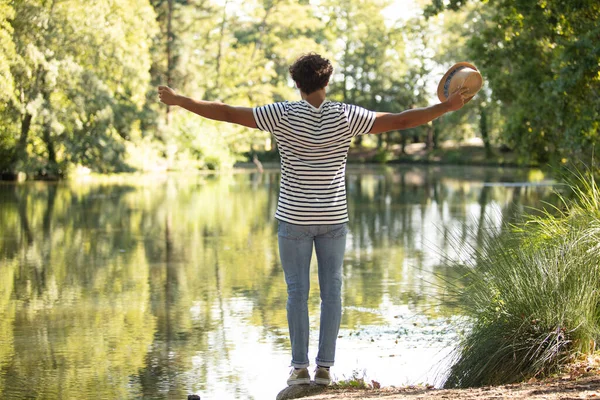 Ung Man Står Nära Damm — Stockfoto