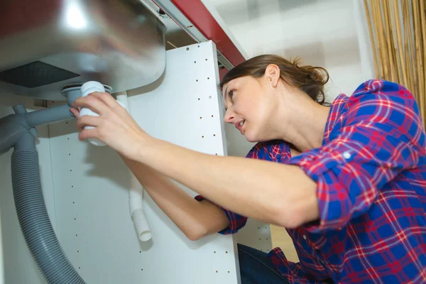 Porträt Einer Frau Die Ein Spülrohr Repariert — Stockfoto