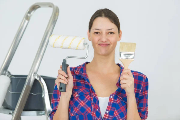 Gelukkig Vrouw Met Een Borstel Een Roller Schilderen — Stockfoto