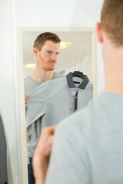 Jeune Homme Essayant Une Chemise Devant Miroir — Photo