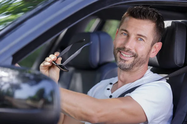 Bild Eines Männlichen Fahrers Mit Sonnenbrille — Stockfoto