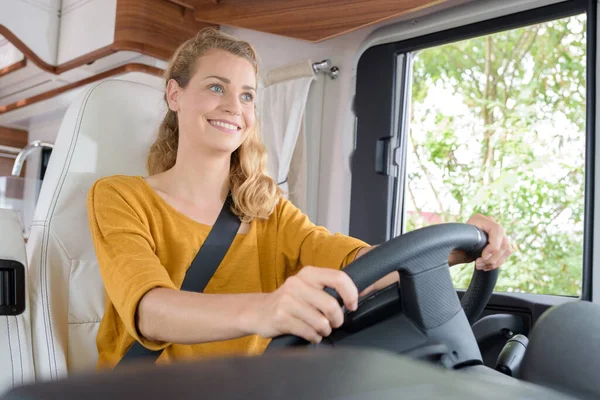 Mujer Joven Conduciendo Una Autocaravana — Foto de Stock