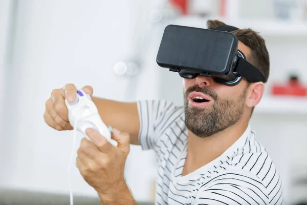 Hombre Usando Gafas Jugando Videojuegos —  Fotos de Stock