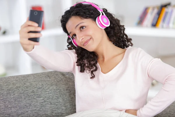 Linda Mulher Fones Ouvido Fazendo Uma Selfie — Fotografia de Stock