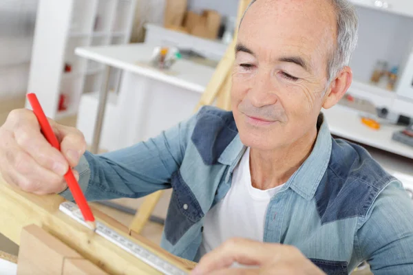 Linha Desenho Handyman Sênior Madeira Com Lápis — Fotografia de Stock