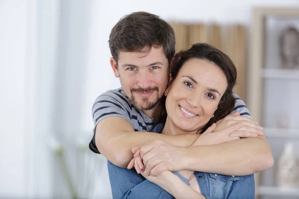 Beau Jeune Couple Câlin Maison — Photo