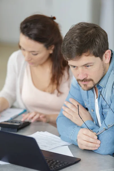 Foto Una Pareja Usando Ordenador Portátil — Foto de Stock