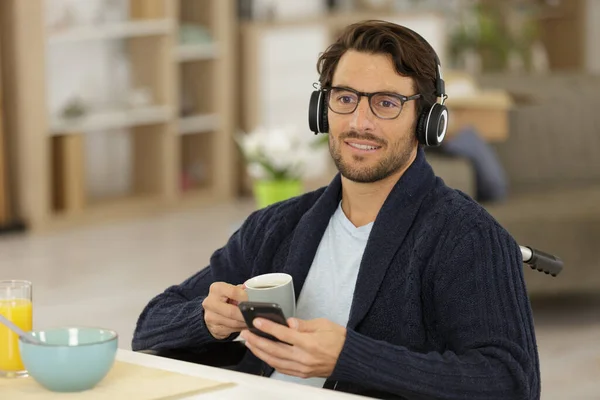 Ontspannen Knappe Man Die Koffie Drinkt — Stockfoto