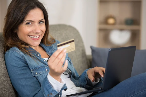 Mujer Bonita Compras Línea Con Tarjeta Crédito —  Fotos de Stock