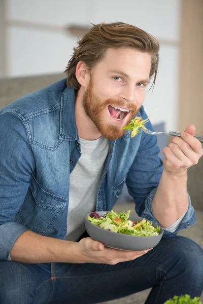 Man Laid Sofa Eating Salad — Stock Photo, Image