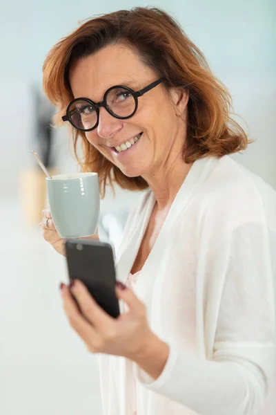 Ηλικιωμένη Γυναίκα Που Διαβάζει Σχετικά Κείμενο Στο Smartphone Στο Καφέ — Φωτογραφία Αρχείου