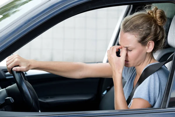 Close Retrato Jovem Mulher Sente Dor Cabeça Seu Carro — Fotografia de Stock