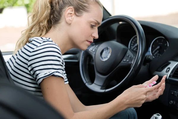 Kvinna Håller Tabletter Medan Ratten Bil — Stockfoto