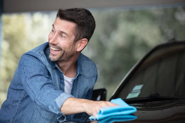 Gelukkig Man Aanraken Auto Autoshow Salon — Stockfoto