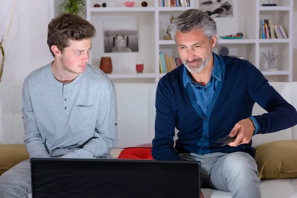 Pai Segurando Controle Remoto Filho Olhando Descontente — Fotografia de Stock