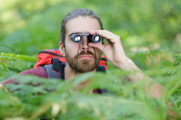 Caminhante Masculino Olhando Através Binóculos Floresta — Fotografia de Stock