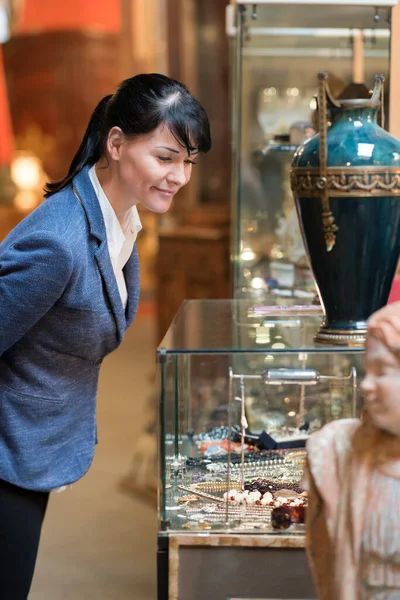 Retrato Uma Mulher Comprando Lembranças — Fotografia de Stock