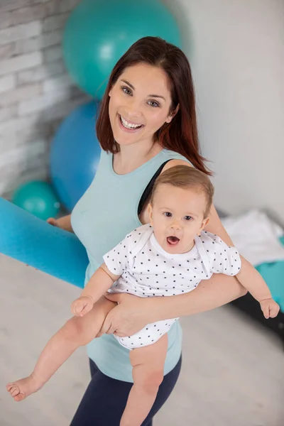 Feliz Joven Madre Con Bebé Cama —  Fotos de Stock