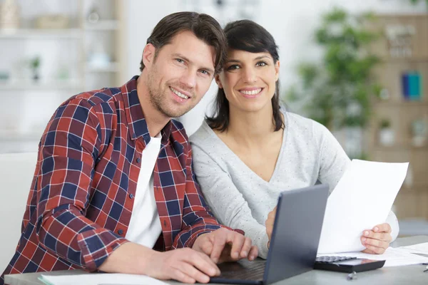 Glada Par Läser Goda Nyheter Laptop — Stockfoto