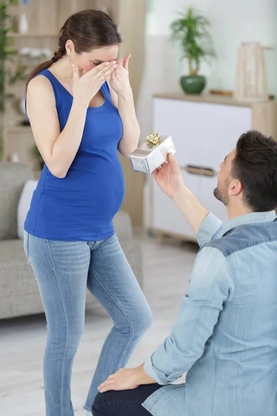 Schwangere Mit Ehemann Überrascht Mit Geschenkbox — Stockfoto