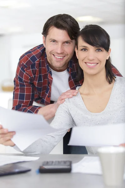 Fröhliches Liebespaar Hause Sitzend — Stockfoto