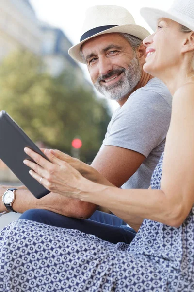 Casal Sênior Pausa Cidade Usando Tablet Digital — Fotografia de Stock