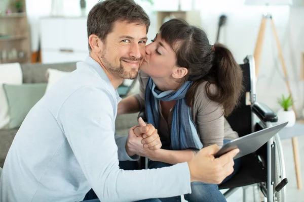 Pareja Joven Silla Ruedas Revisando Una Tableta Digital — Foto de Stock