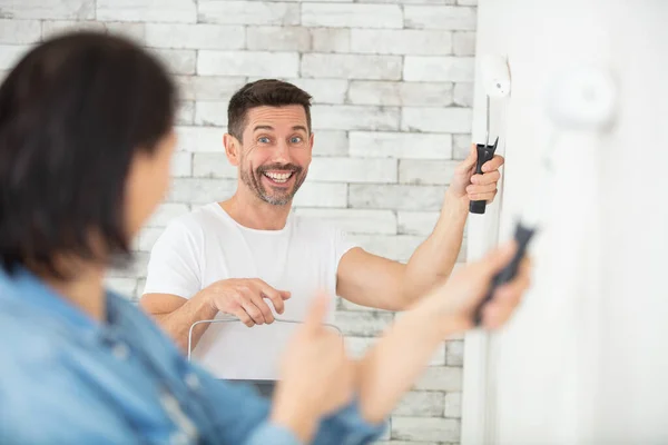 Gelukkig Paar Schilderen Muren Hun Nieuwe Huis — Stockfoto