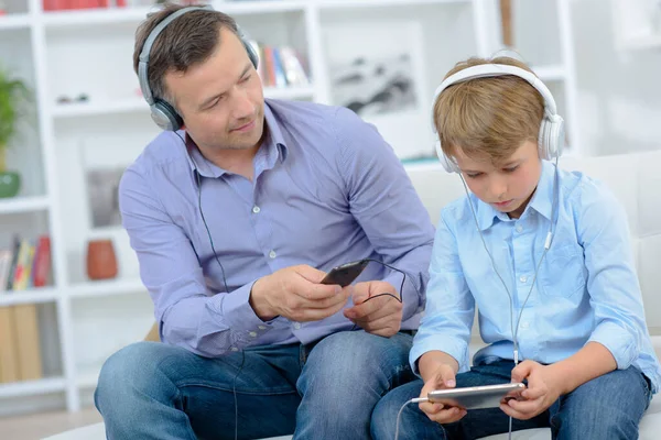 Padre Hijo Con Auriculares —  Fotos de Stock